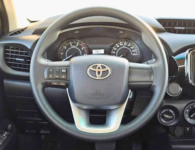 Новый Toyota Hilux VIII Рестайлинг 2, 2.4 л, 2025 в Дубае от SK Motors Белый цвет. GCC | AUTO.AE