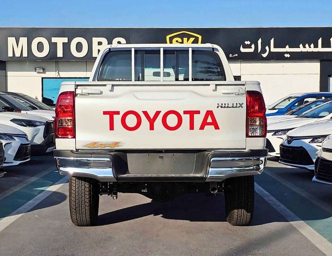 Новый Toyota Hilux VIII Рестайлинг 2, 2.4 л, 2025 в Дубае от SK Motors Белый цвет. GCC | AUTO.AE