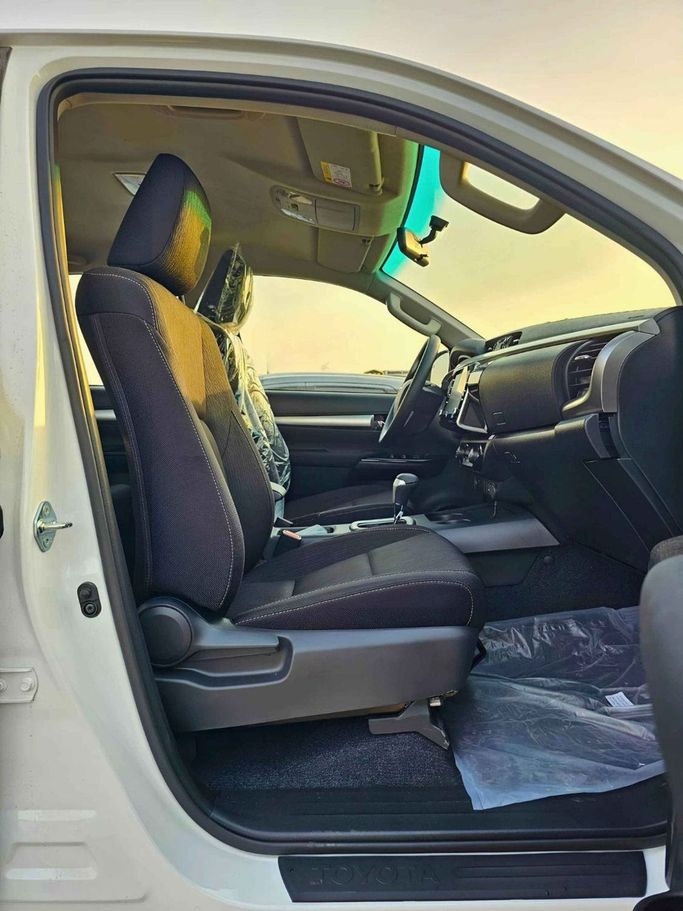 Новый Toyota Hilux VIII Рестайлинг 2, 2.4 л, 2025 в Дубае от SK Motors Белый цвет. GCC | AUTO.AE