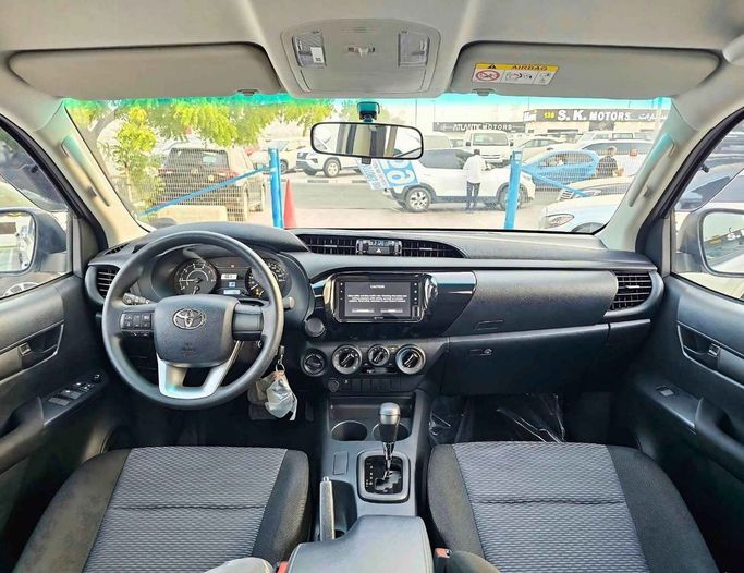 Новый Toyota Hilux VIII Рестайлинг 2, 2.8 л, 2025 в Дубае от SK Motors Серебристый цвет. GCC | AUTO.AE