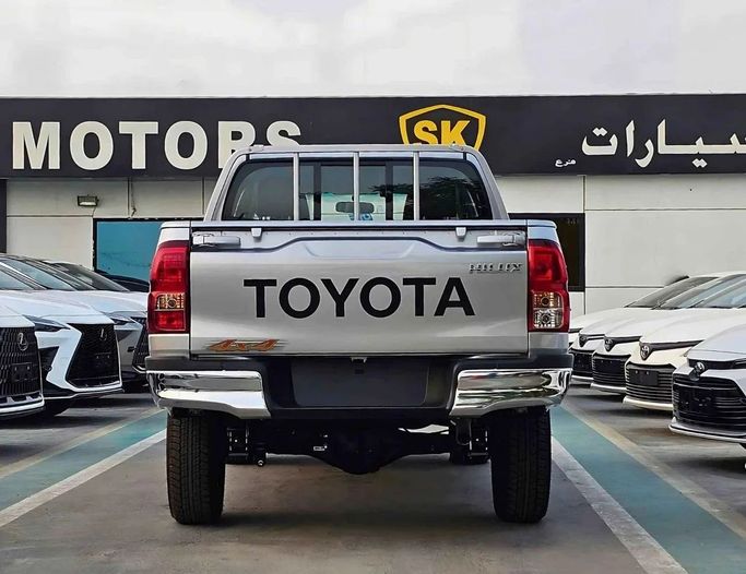 Новый Toyota Hilux VIII Рестайлинг 2, 2.8 л, 2025 в Дубае от SK Motors Серебристый цвет. GCC | AUTO.AE