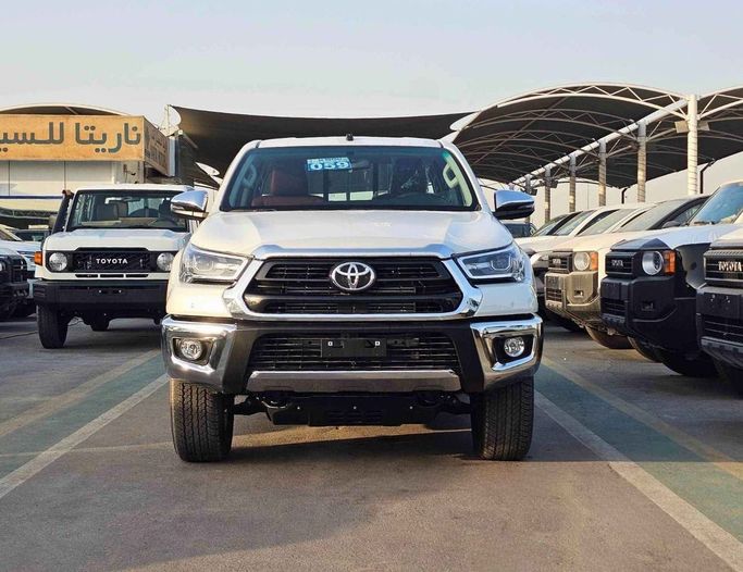 Новый Toyota Hilux VIII Рестайлинг 2, 2.8 л, 2025 в Дубае от SK Motors Белый цвет. GCC | AUTO.AE
