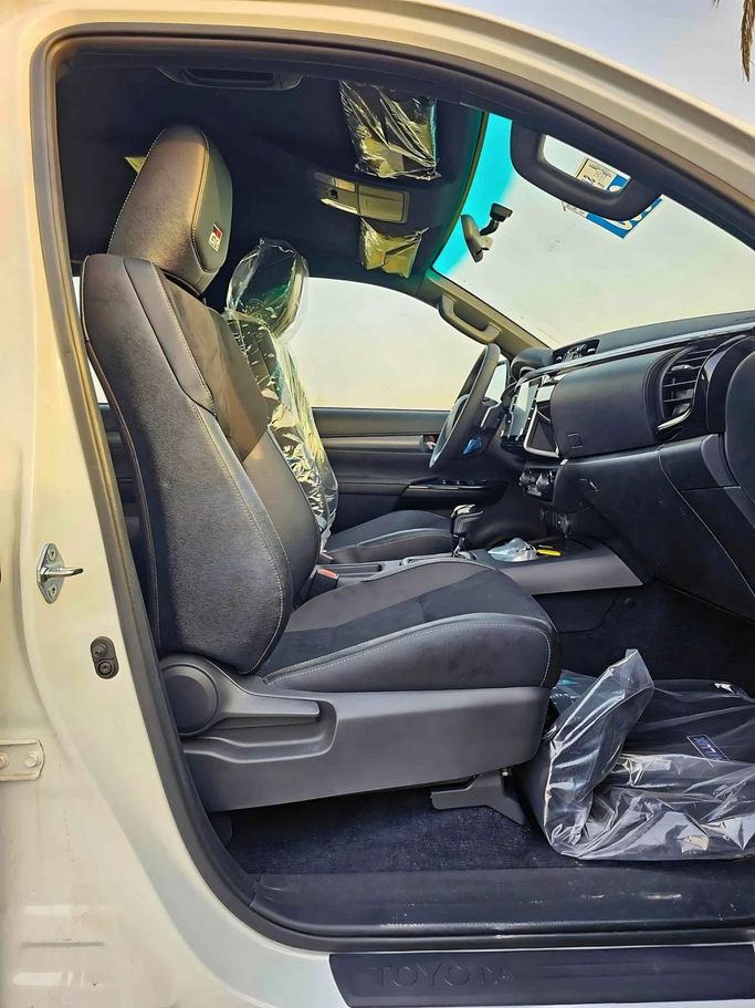 Новый Toyota Hilux VIII Рестайлинг 2, 2.8 л, 2024 в Дубае от SK Motors Белый цвет. GCC | AUTO.AE