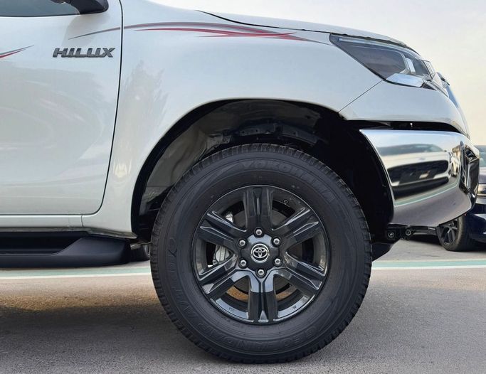 Новый Toyota Hilux VIII Рестайлинг, 2.7 л, 2025 в Дубае от SK Motors Белый цвет. GCC | AUTO.AE