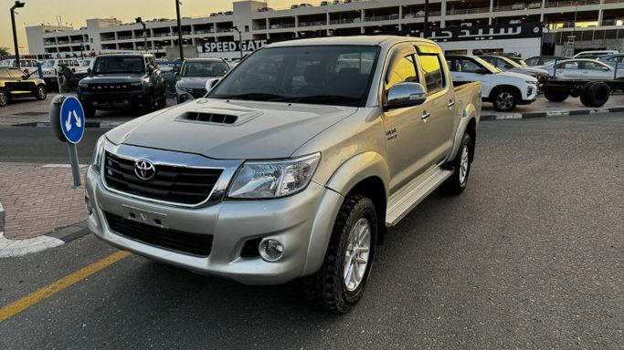 Подержанный Toyota Hilux VII Рестайлинг, 3.0 л, 2014 в Дубае от Alhamd Motors Серебристый цвет. Other | AUTO.AE