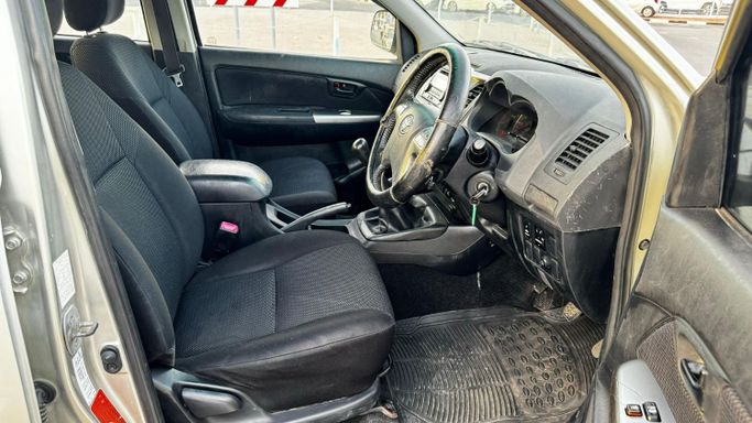 Подержанный Toyota Hilux VII Рестайлинг, 3.0 л, 2014 в Дубае от Alhamd Motors Серебристый цвет. Other | AUTO.AE