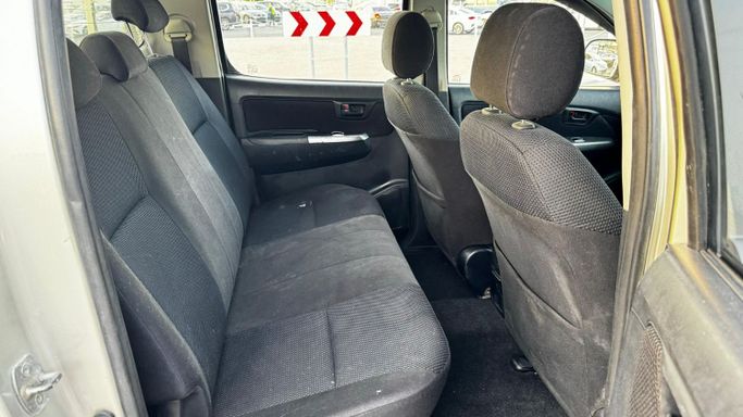 Подержанный Toyota Hilux VII Рестайлинг, 3.0 л, 2014 в Дубае от Alhamd Motors Серебристый цвет. Other | AUTO.AE