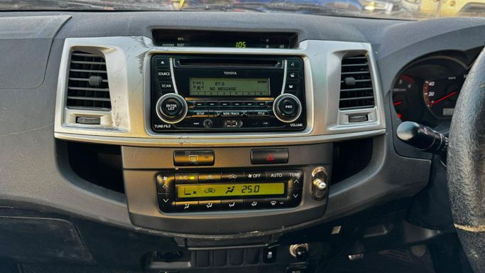 Подержанный Toyota Hilux VII Рестайлинг, 3.0 л, 2014 в Дубае от Alhamd Motors Серебристый цвет. Other | AUTO.AE