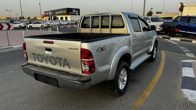 Подержанный Toyota Hilux VII Рестайлинг, 3.0 л, 2014 в Дубае от Alhamd Motors Серебристый цвет. Other | AUTO.AE