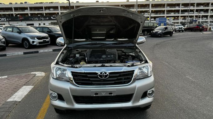 Подержанный Toyota Hilux VII Рестайлинг, 3.0 л, 2014 в Дубае от Alhamd Motors Серебристый цвет. Other | AUTO.AE