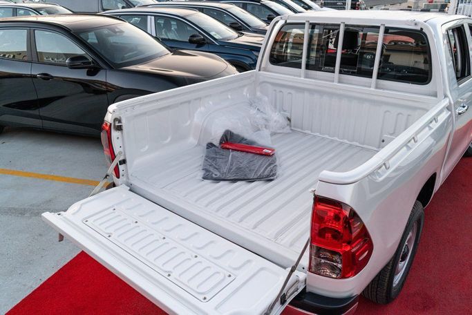 Новый Toyota Hilux VIII Рестайлинг 2, 2.4 л, 2025 в Дубае от TRADEX FRANCE MOTORS Белый цвет. Other | AUTO.AE
