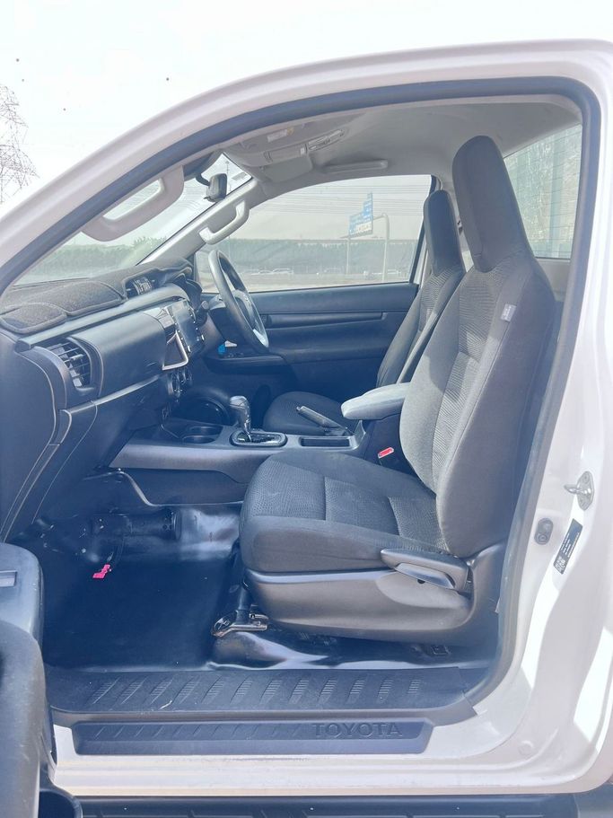 Подержанный Toyota Hilux Extra Cab VIII Рестайлинг, 2.8 л, 2021 в Дубае от Alhamd Motors Белый цвет. Other | AUTO.AE