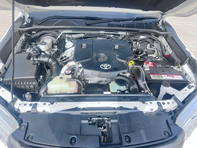 Подержанный Toyota Hilux Extra Cab VIII Рестайлинг, 2.8 л, 2021 в Дубае от Alhamd Motors Белый цвет. Other | AUTO.AE