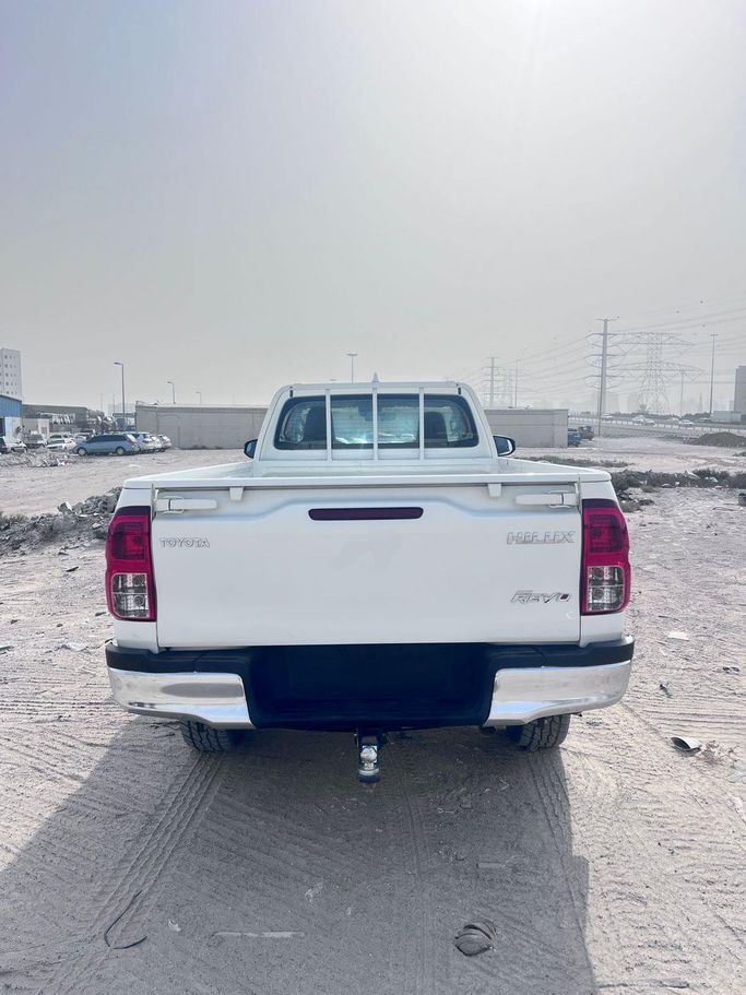 Подержанный Toyota Hilux Extra Cab VIII Рестайлинг, 2.8 л, 2021 в Дубае от Alhamd Motors Белый цвет. Other | AUTO.AE