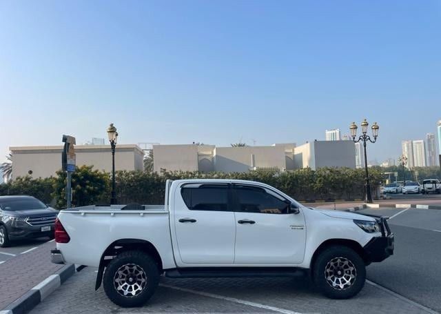 Подержанный Toyota Hilux VIII Рестайлинг, 2.8 л, 2021 в Дубае от Alhamd Motors Белый цвет. Other | AUTO.AE