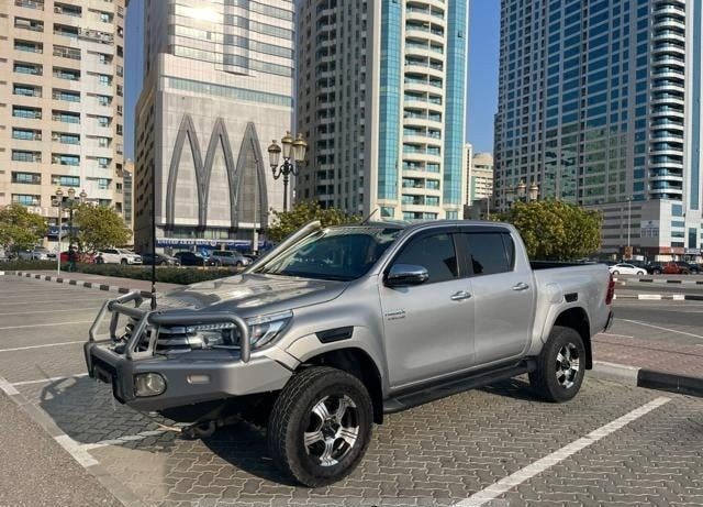 Подержанный Toyota Hilux VIII, 2.8 л, 2016 в Дубае от Alhamd Motors Серебристый цвет. Other | AUTO.AE