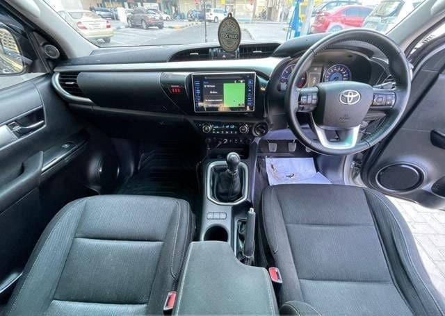 Подержанный Toyota Hilux VIII, 2.8 л, 2016 в Дубае от Alhamd Motors Серебристый цвет. Other | AUTO.AE