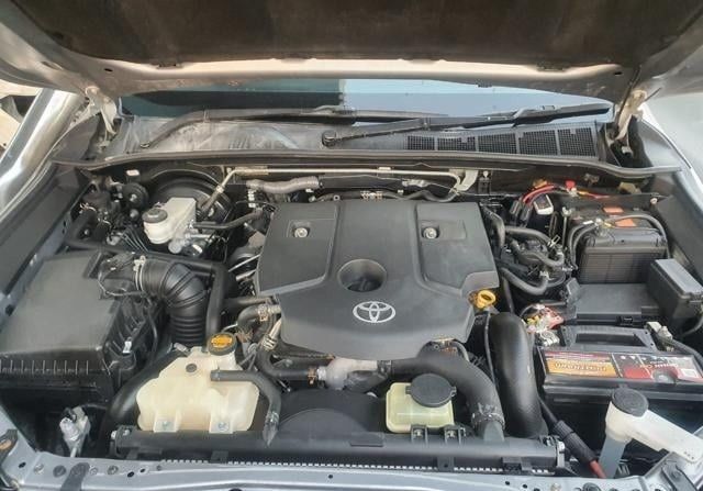 Подержанный Toyota Hilux VIII, 2.8 л, 2016 в Дубае от Alhamd Motors Серебристый цвет. Other | AUTO.AE