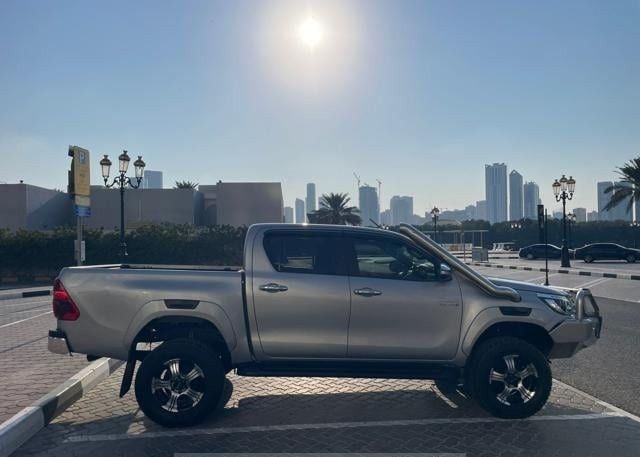 Подержанный Toyota Hilux VIII, 2.8 л, 2016 в Дубае от Alhamd Motors Серебристый цвет. Other | AUTO.AE