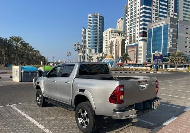 Подержанный Toyota Hilux VIII, 2.8 л, 2016 в Дубае от Alhamd Motors Серебристый цвет. Other | AUTO.AE