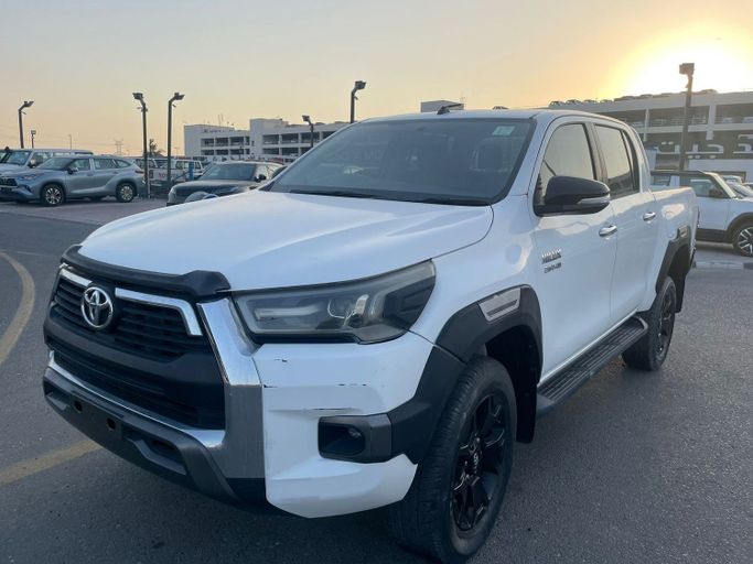 Подержанный Toyota Hilux VIII, 2.8 л, 2017 в Дубае от Alhamd Motors Белый цвет. Other | AUTO.AE