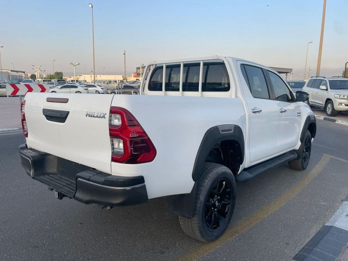 Подержанный Toyota Hilux VIII, 2.8 л, 2017 в Дубае от Alhamd Motors Белый цвет. Other | AUTO.AE