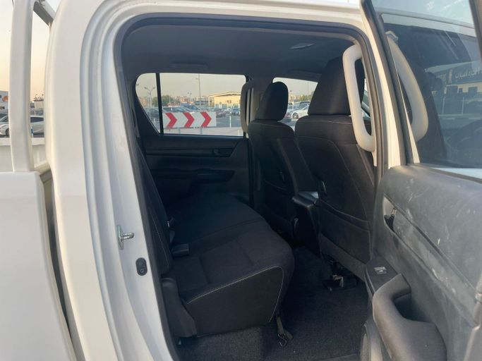 Подержанный Toyota Hilux VIII, 2.8 л, 2017 в Дубае от Alhamd Motors Белый цвет. Other | AUTO.AE