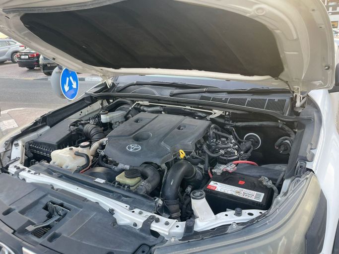 Подержанный Toyota Hilux VIII, 2.8 л, 2017 в Дубае от Alhamd Motors Белый цвет. Other | AUTO.AE