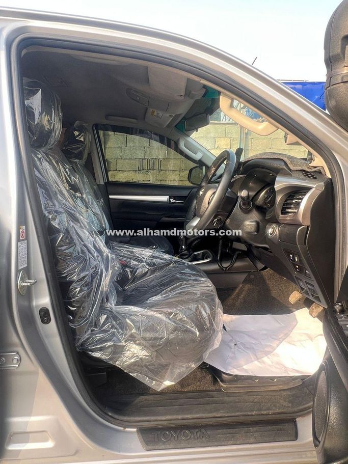 Подержанный Toyota Hilux VIII, 2.8 л, 2018 в Дубае от Alhamd Motors Серебристый цвет. Other | AUTO.AE