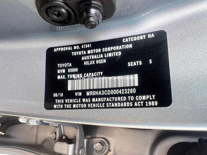 Подержанный Toyota Hilux VIII, 2.8 л, 2018 в Дубае от Alhamd Motors Серебристый цвет. Other | AUTO.AE