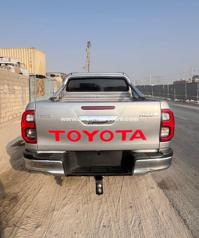 Подержанный Toyota Hilux VIII, 2.8 л, 2018 в Дубае от Alhamd Motors Серебристый цвет. Other | AUTO.AE