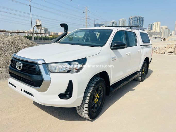 Подержанный Toyota Hilux VIII Рестайлинг, 2.8 л, 2024 в Дубае от Alhamd Motors Белый цвет. Other | AUTO.AE