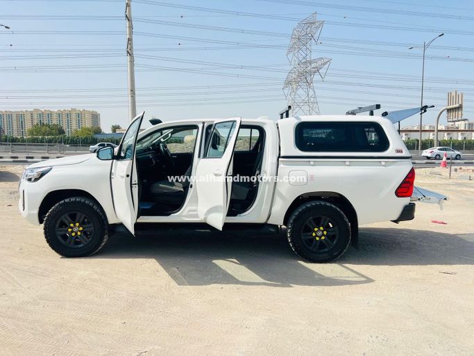 Подержанный Toyota Hilux VIII Рестайлинг, 2.8 л, 2024 в Дубае от Alhamd Motors Белый цвет. Other | AUTO.AE