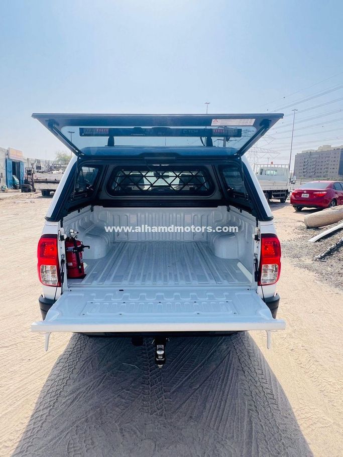 Подержанный Toyota Hilux VIII Рестайлинг, 2.8 л, 2024 в Дубае от Alhamd Motors Белый цвет. Other | AUTO.AE