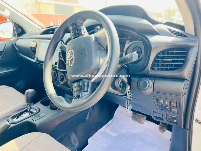 Подержанный Toyota Hilux VIII Рестайлинг, 2.8 л, 2024 в Дубае от Alhamd Motors Белый цвет. Other | AUTO.AE