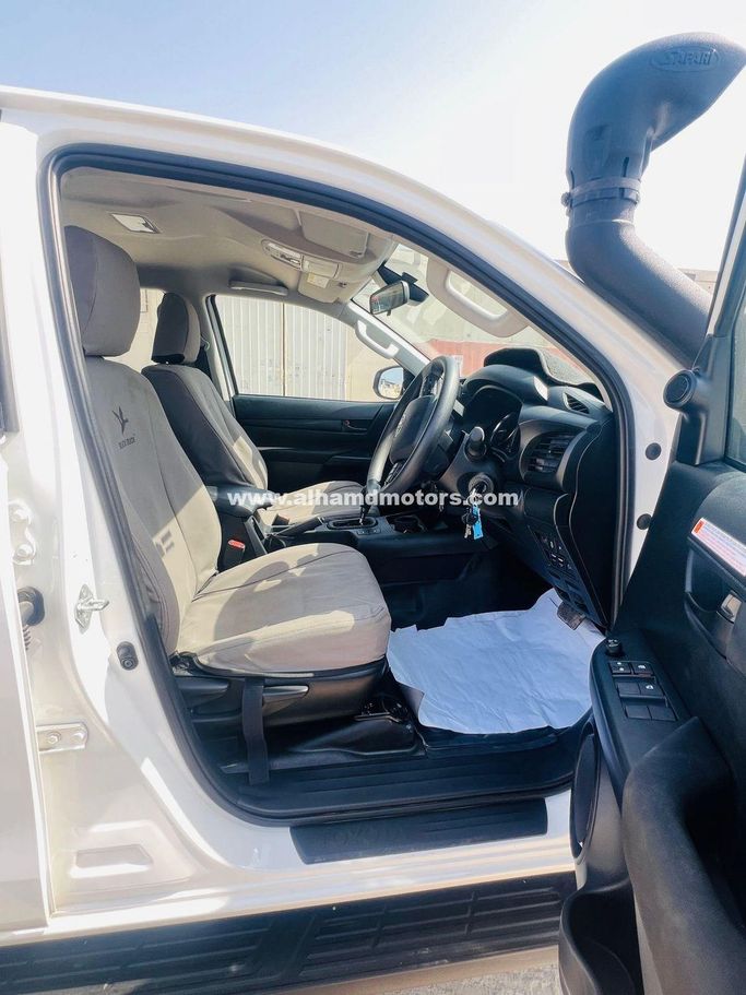 Подержанный Toyota Hilux VIII Рестайлинг, 2.8 л, 2024 в Дубае от Alhamd Motors Белый цвет. Other | AUTO.AE