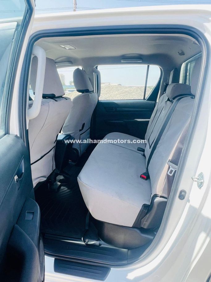 Подержанный Toyota Hilux VIII Рестайлинг, 2.8 л, 2024 в Дубае от Alhamd Motors Белый цвет. Other | AUTO.AE