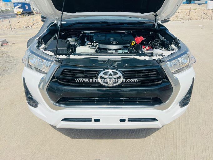 Подержанный Toyota Hilux VIII Рестайлинг, 2.8 л, 2024 в Дубае от Alhamd Motors Белый цвет. Other | AUTO.AE