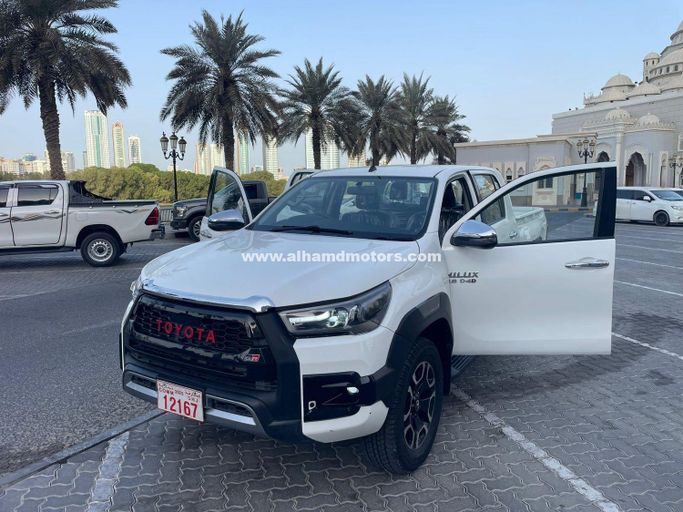 Подержанный Toyota Hilux VIII, 2.8 л, 2018 в Дубае от Alhamd Motors Белый цвет. Other | AUTO.AE