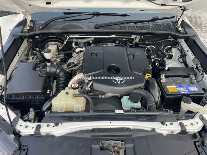 Подержанный Toyota Hilux VIII, 2.8 л, 2018 в Дубае от Alhamd Motors Белый цвет. Other | AUTO.AE