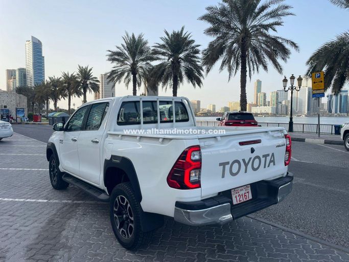 Подержанный Toyota Hilux VIII, 2.8 л, 2018 в Дубае от Alhamd Motors Белый цвет. Other | AUTO.AE