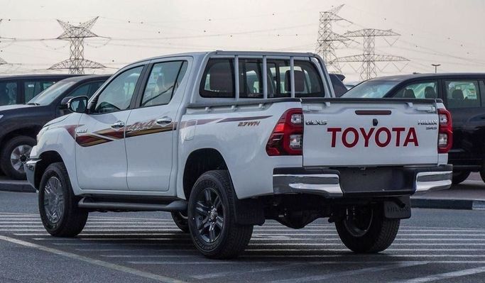 Новый Toyota Hilux VIII Рестайлинг, 2.7 л, 2025 в Дубае от Najem Motors Белый цвет. GCC | AUTO.AE
