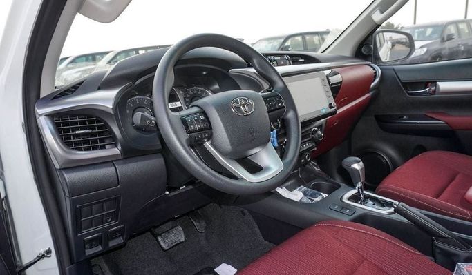 Новый Toyota Hilux VIII Рестайлинг, 2.7 л, 2025 в Дубае от Najem Motors Белый цвет. GCC | AUTO.AE
