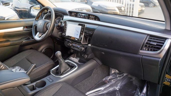 Новый Toyota Hilux VIII Рестайлинг, 2.7 л, 2025 в Дубае от Najem Motors Черный цвет. GCC | AUTO.AE