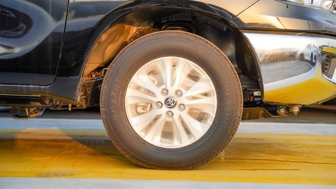 Новый Toyota Hilux VIII Рестайлинг, 2.7 л, 2025 в Дубае от Najem Motors Черный цвет. GCC | AUTO.AE