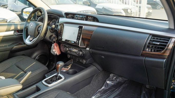 Новый Toyota Hilux VIII Рестайлинг, 4.0 л, 2025 в Дубае от Najem Motors Черный цвет. GCC | AUTO.AE