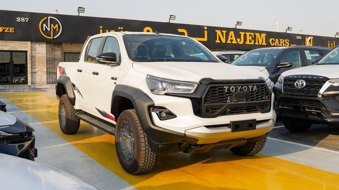 Новый Toyota Hilux VIII Рестайлинг 2, 2.7 л, 2025 в Дубае от Najem Motors Белый цвет. GCC | AUTO.AE
