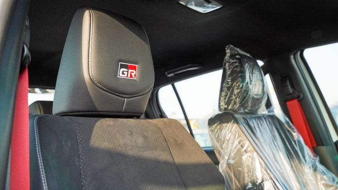 Новый Toyota Hilux VIII Рестайлинг 2, 2.7 л, 2025 в Дубае от Najem Motors Белый цвет. GCC | AUTO.AE