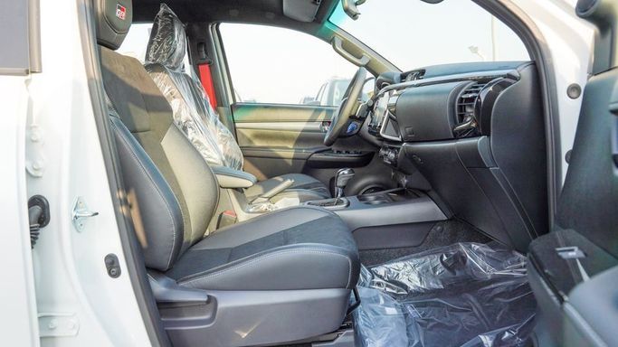 Новый Toyota Hilux VIII Рестайлинг 2, 2.7 л, 2025 в Дубае от Najem Motors Белый цвет. GCC | AUTO.AE