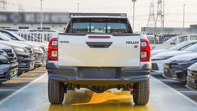 Новый Toyota Hilux VIII Рестайлинг 2, 2.7 л, 2025 в Дубае от Najem Motors Белый цвет. GCC | AUTO.AE